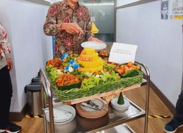 Pesan Nasi Tumpeng di Lubang Buaya