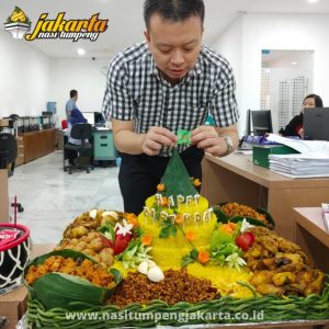 Apakah Nasi Tumpeng Sama Dengan Nasi Kuning